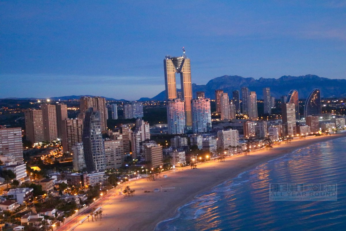 Sun slowly rising and reflecting off the buildings - a perfect way to welcome in Sunday #letthedaybegin #sunrise #goodmorning #benidorm #BenidormAwaitsYou #lovebenidorm #wintersun #tourism #mediterranean #happysunday #costablanca #spain