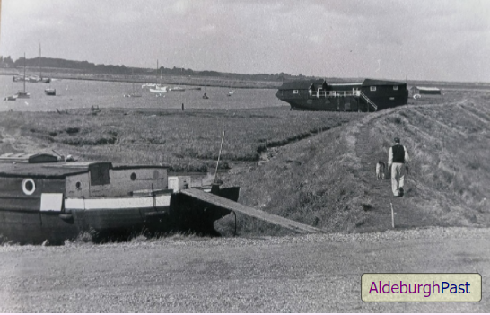 AldeburghPast's tweet photo. 🟣This image courtesy of Peter Harris gives our first clear image of the Ionia on the bank of the River Alde
🟣But that's no ordinary boat!
#OnePlaceLandmarks #Ionia #Slaughden https://t.co/VY5PQ5E6p2