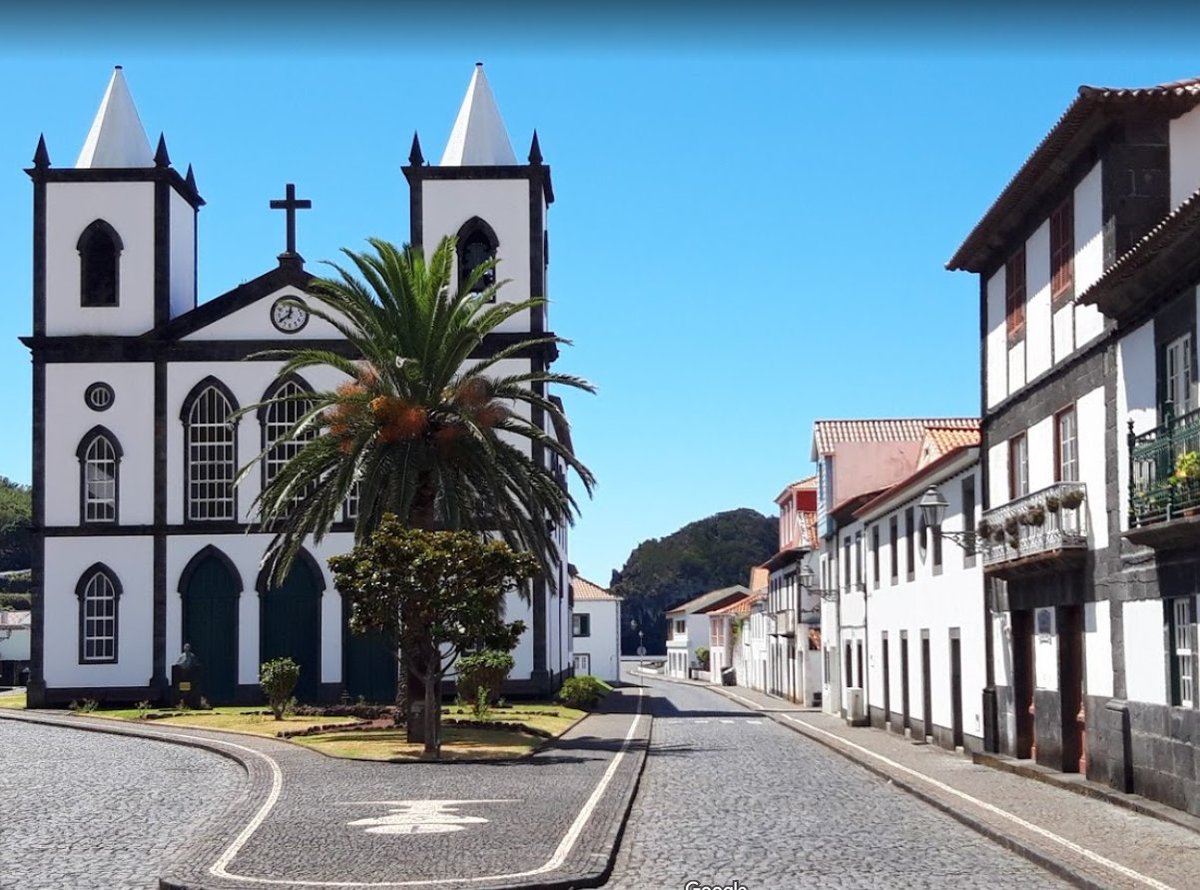  Santíssima Trindade church in Lajes de Pico is one of my favourites – purely because of its oh-so-pretty location at the fork of cobbled roads and the pineapple-like palm tree plus the headland in the horizon. Inside, it’s relatively spartan by Azorean standards.