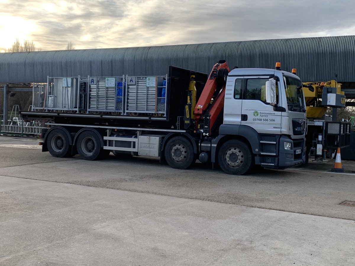 Lorry loaded at #Sunbury depot in preparation for deployment of temporary defence barriers ,teams are busy preparing to protect homes .⁦<a href="/EnvAgencySE/">Environment AgencySE</a>⁩ ⁦<a href="/MarkHill03/">Mark Hill</a>⁩ ⁦<a href="/wifo_ea/">Women in Field Operations EA</a>⁩ ⁦@johncurtinEA⁩ ⁦@sarahchareEA⁩