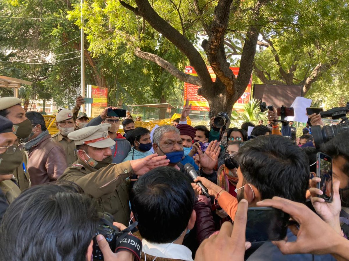 scroll_in's tweet image. Journalists protest against the arrest of freelance reporter #MandeepPunia near Delhi police headquarters.

@VijaytaL reports