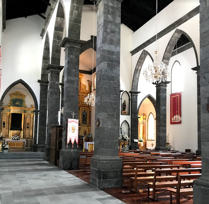  Santíssima Trindade church in Lajes de Pico is one of my favourites – purely because of its oh-so-pretty location at the fork of cobbled roads and the pineapple-like palm tree plus the headland in the horizon. Inside, it’s relatively spartan by Azorean standards.