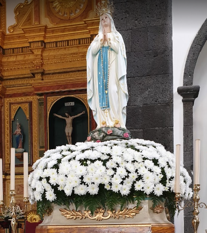  Santíssima Trindade church in Lajes de Pico is one of my favourites – purely because of its oh-so-pretty location at the fork of cobbled roads and the pineapple-like palm tree plus the headland in the horizon. Inside, it’s relatively spartan by Azorean standards.