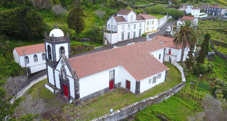  Long and slender São Jorge has some of the oldest churches in the Azores, so the competition is fierce but Santa Bárbara church in Manadas takes the accolades. Built in 1770, its location overlooking the ocean and its lavishly decorated interiors are unbeatable.