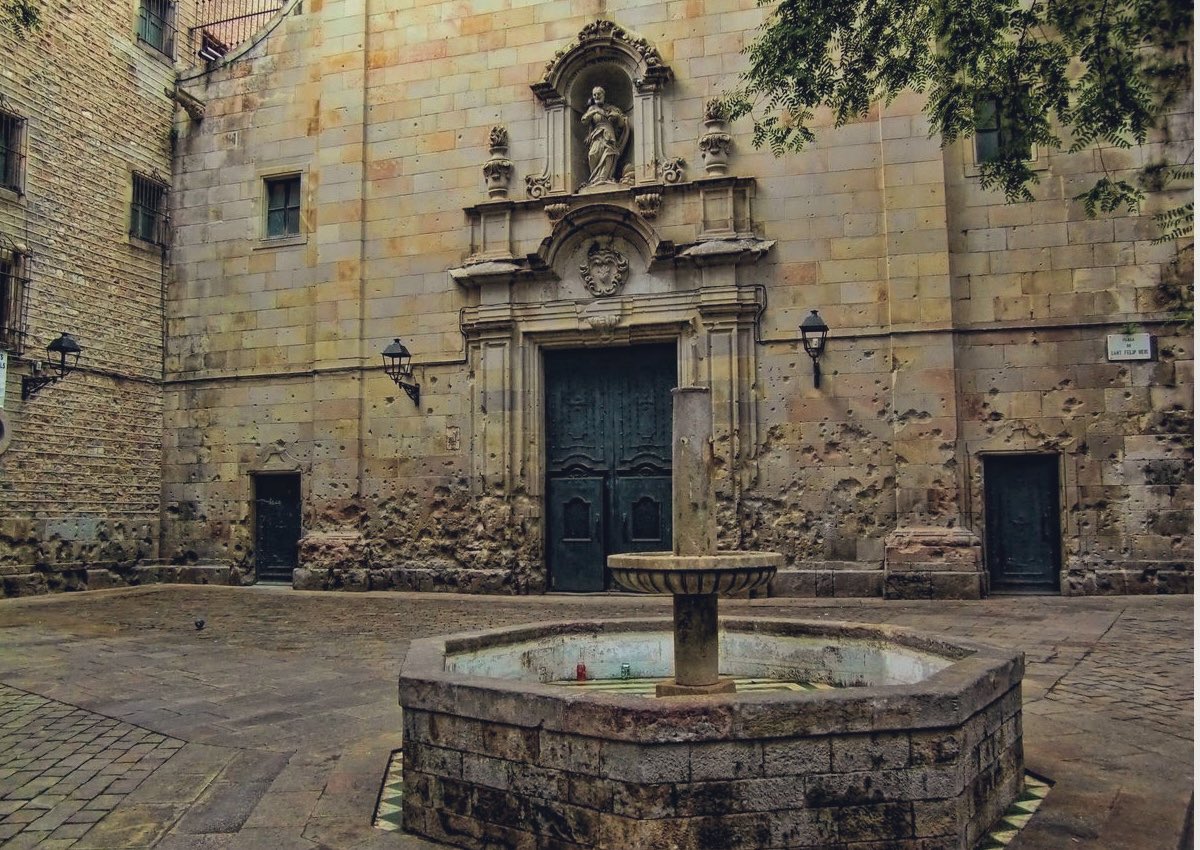 Ayer se cumplieron 83 años del bombardeo de la Plaza de Sant Felip Neri. Murieron 42 personas, la mayoría niños de la escuela que hay junto a la iglesia en la que se refugiaron.

Pese al horrible recuerdo, la plaza es una de las más bonitas de Barcelona.

¿Conocías su historia?