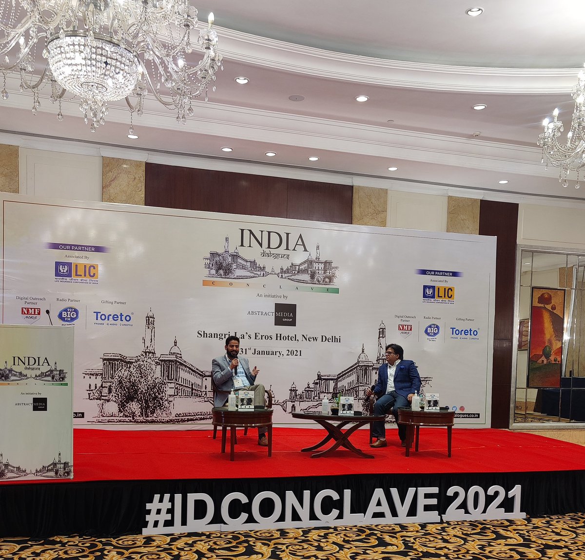 OjasvyChandhok's tweet photo. "देश सर्वोपरि हैं। पहले अपने ही देश में (कश्मीर में) तिरंगा उठाने के लिए permission लेनी पड़ती थी। @BJP4India की वजह से अब हर कश्मीरी गर्व से भारत का झंडा उठा सकता हैं।" — @IAmErAijaz bhai in conversation with @AshokShrivasta6 ji
#IDConclave2021 #IndiaDialoguesConclave https://t.co/yYToeJmiqS