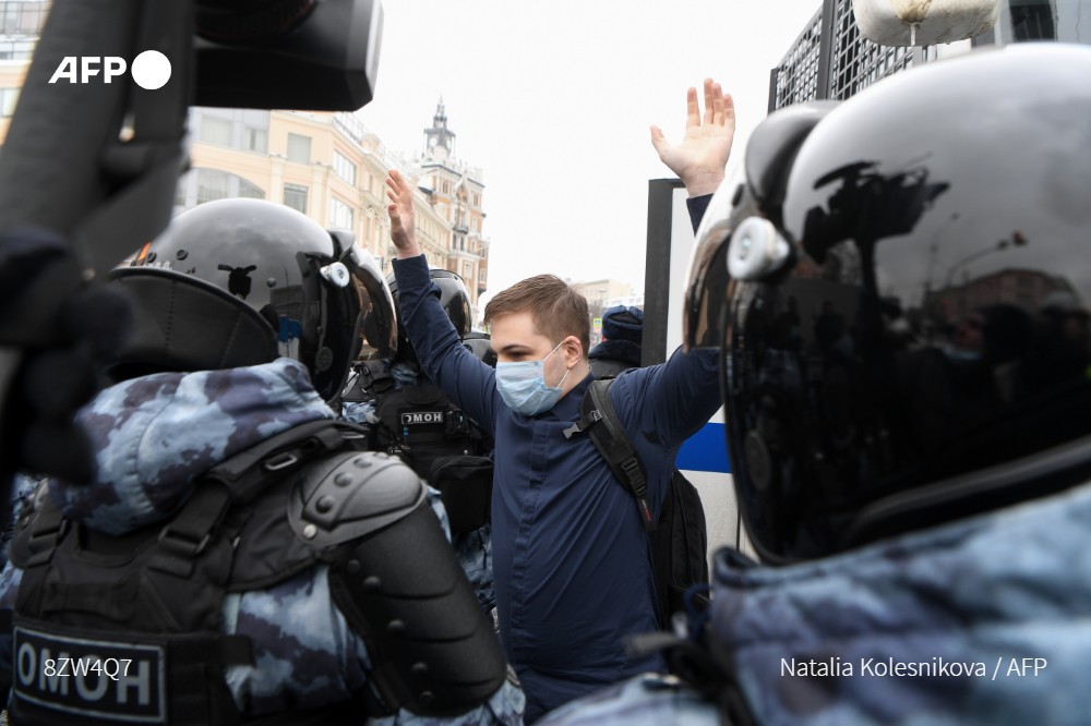 AFP's tweet photo. #UPDATE Police detained more than 500 people during demonstrations across Russia on Sunday calling for the release of jailed Kremlin critic Alexei #Navalny, the OVD-Info monitor said #Vladivostok #StPetersburg #Moscow https://t.co/SqlplkJv5t