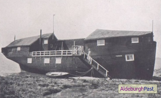AldeburghPast's tweet photo. 🟣This image taken in 1925 is more encouraging!
🟣Someone is climbing the steps!
🟣And there is a little dinghy tied up alongside
#OnePlaceLandmarks #Ionia #Slaughden https://t.co/hctFlM4RLH