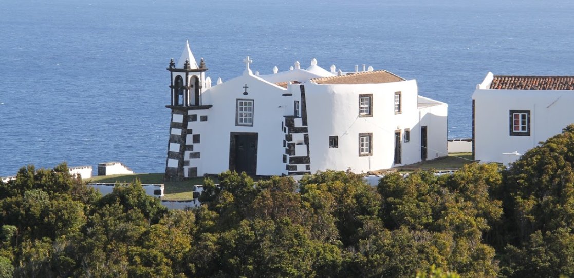  Two Macaronesian islands are named Graciosa (‘Graceful’) and the Azorean one is larger and more populated than its Canarian cousin. Nossa Senhora da Ajuda chapel is one of three on a hill crowned by the bullring  in Santa Cruz. The interior has typical Portuguese tiling.