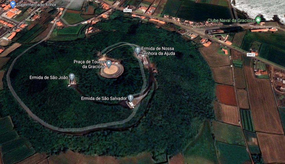  Two Macaronesian islands are named Graciosa (‘Graceful’) and the Azorean one is larger and more populated than its Canarian cousin. Nossa Senhora da Ajuda chapel is one of three on a hill crowned by the bullring  in Santa Cruz. The interior has typical Portuguese tiling.