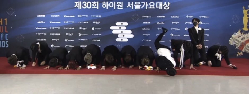 ppjeongwo's tweet photo. treasure might be chaotic on red carpet but they still know how to show respect. remember that. https://t.co/ItOfMs3X5O