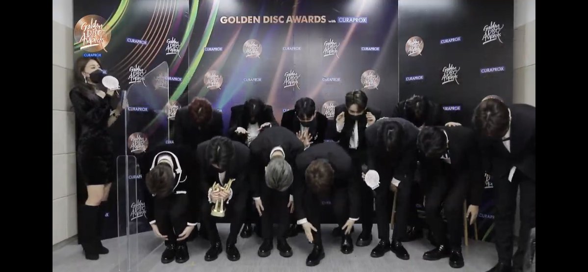 ppjeongwo's tweet photo. treasure might be chaotic on red carpet but they still know how to show respect. remember that. https://t.co/ItOfMs3X5O
