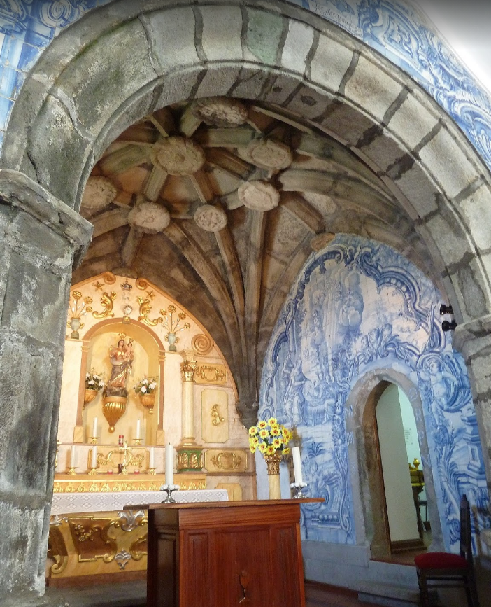  Two Macaronesian islands are named Graciosa (‘Graceful’) and the Azorean one is larger and more populated than its Canarian cousin. Nossa Senhora da Ajuda chapel is one of three on a hill crowned by the bullring  in Santa Cruz. The interior has typical Portuguese tiling.