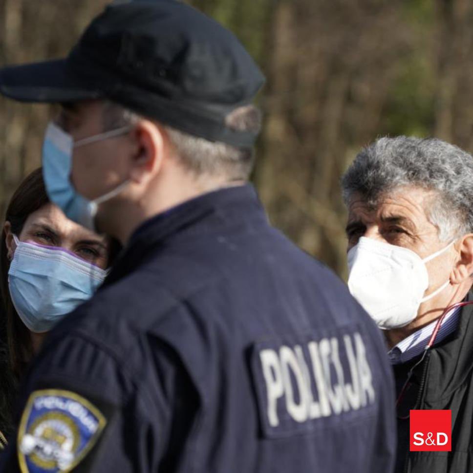 La polizia croata ha cercato di bloccarci. Dovranno spiegare nelle sedi opportune cosa hanno da nascondere al loro confine. Ora stiamo andando a Bihać per vedere i campi i migranti in Bosnia. Sappiamo già di trovare grandi sofferenze... #rottabalcanica #RestiamoUmani