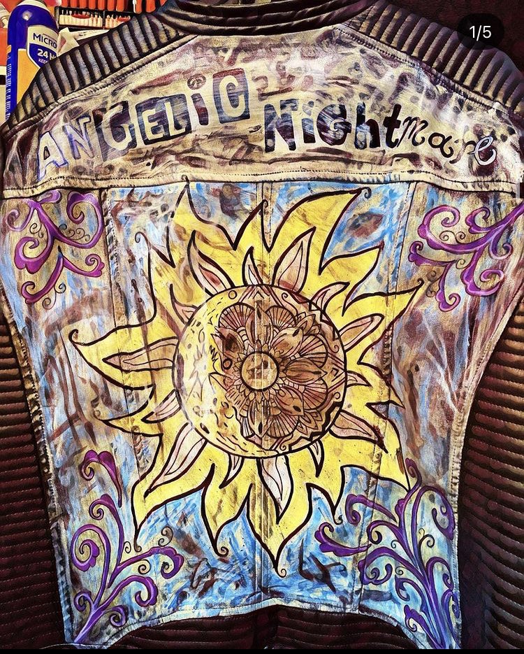 LaurenArt777's tweet photo. Actually painted my Leather Jacket!!! #grunge #graffiti #graphicdesign #graphicart #streetart #streetartstyle #abstractart #surrealism #popart #art #loveart #creating #leatherjacket #fauxleather #myjacket #jacketpainting #paintingprocess #moonandsun #painting #uplate #mandala https://t.co/sVZBJHpp3o