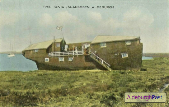 AldeburghPast's tweet photo. 🟣This coloured postcard shows even more signs of life!
🟣Windows are open and a flag is flying from the mast
🟣And are there items of laundry hanging out to dry?
#OnePlaceLandmarks #Ionia #Slaughden https://t.co/fNKATSzCnR