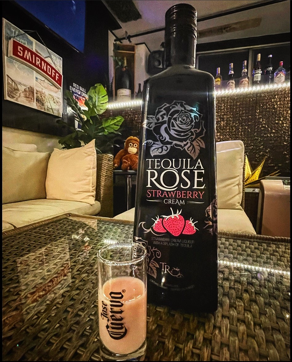 Musicbarキズナ Dining Jr古河駅徒歩１分 本日も営業しています 新しくテキーラローズを入荷しました いちごミルク みたいな味わいのとっても飲みやすいテキーラなので一度飲んでみてください 本日もコロナ対策を万全にお待ちしてます