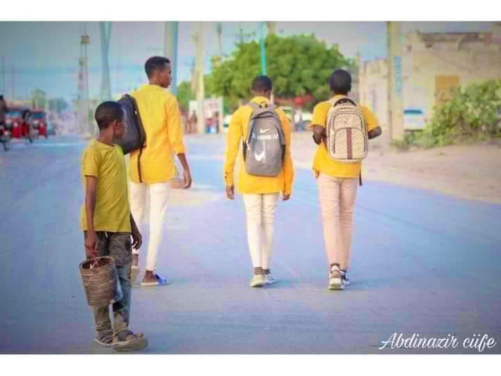 Hqorane's tweet photo. صورة مؤلمة.. ماسح الأحذية..

ما أبسط أحلامه! كرّاسة وقلم.. حقيبة ومدرسة.. https://t.co/tUK5FrYoss