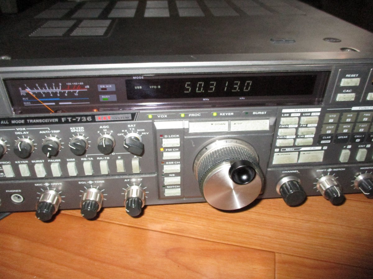 nacks572b's tweet photo. メーカーも見捨てた #FT736 の内臓電源修理。本日マルツパーツよりケミコンが届いたので全数交換した。さらに、基盤が熱で劣化していたので、パターン修復でやっと直った。部品交換だけなら楽だけど、切れたパターンを追うのは大変やった。結局4時間近くかかってしまった。#アマチュア無線 https://t.co/3LUHoGGML0