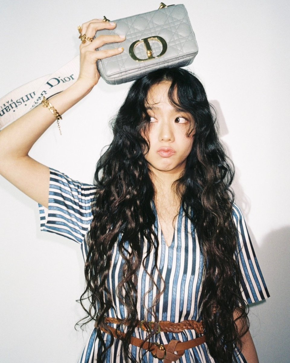 House friend, Blackpink singer and actress, Jisoo enthuses over the new #DiorCaro bag on.dior.com/dior-caro by Maria Grazia Chiuri. In soft leather quilted with the iconic Cannage motif, it fastens with a bold 'CD' twist clasp and boasts an adjustable chain strap.
#StarsinDior