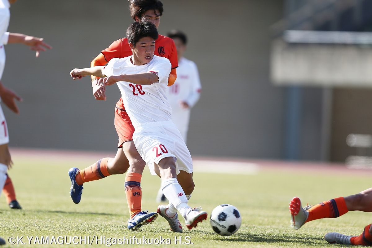 higashi555's tweet photo. 【写真館】令和２年度福岡県高校サッカー新人大会（決勝）
東福岡－九国大付
「シュートを放つ交代出場の藤井楓（小倉南FCJY／２年）と林和喜（吉塚中／２年）。後半の相手の猛攻を凌いで、福岡県高校サッカー新人大会を２年ぶりの優勝」
続きの写真は→ https://t.co/tBiBkDWK0S https://t.co/8P3Rj2o87D