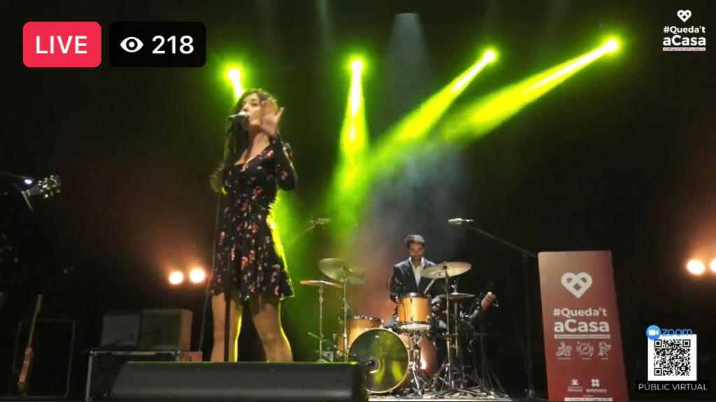 Jan_Borrell's tweet photo. Ahir ens vam aplicar un altra vacuna..una contra l'avorriment i l'apatia i que incrementa per mil les ganes de viure de nou la música en directe. Genial la retransmissió en streaming del 1er concert del nou #OntiFEST amb "Mimi y los Trileros" #Ontinyent #laculturanopara #música https://t.co/MJqrjd6OQV