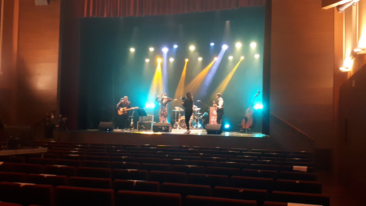 Jan_Borrell's tweet photo. Ahir ens vam aplicar un altra vacuna..una contra l'avorriment i l'apatia i que incrementa per mil les ganes de viure de nou la música en directe. Genial la retransmissió en streaming del 1er concert del nou #OntiFEST amb "Mimi y los Trileros" #Ontinyent #laculturanopara #música https://t.co/MJqrjd6OQV