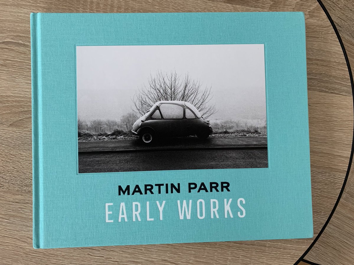 On connaît plus Martin Parr pour sa photographie en couleur. Découvrez son travail en noir et blanc avec son livre Early works. J’adore. @parrstudio #martinparr