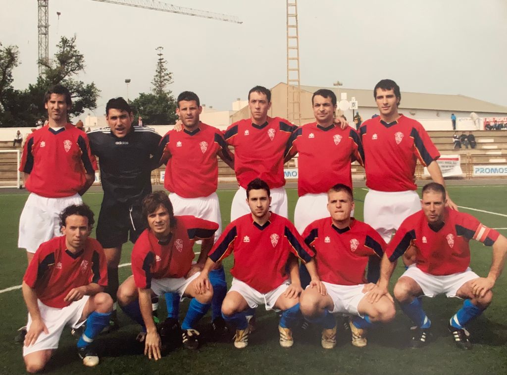 Cuando Sánchez Martínez no usaba tanta gomina y el peinado no era tan importante, y al lado un buen equipo de personas no tan de futbolistas. Se salvaba <a href="/cazogol9/">G&C</a>  junto a él  Alberto Pepito Flores Carlos Nadal Fari Alex Jaime David Txumy .Salvados por ls goles de <a href="/Guardiola117/">Gonzalo Guardiola †</a>