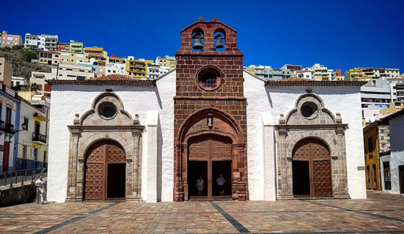  Blending Mudejar, baroque and Gothic influences, Nuestra Señora de la Asunción in La Gomera is enhanced by the favela-like colours of the housing on a ridge above it. A fresco inside recalls an unsuccessful attack on the island by English pirates in 1743.