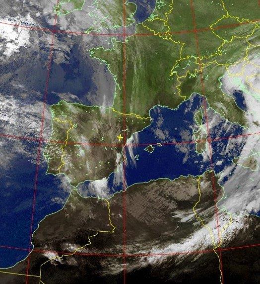 Una imagen vale más que mil palabras, solo hay que fijarse en la forma de las nubes para ver la fuerte entrada de vientos de componente Norte que nos está llegando