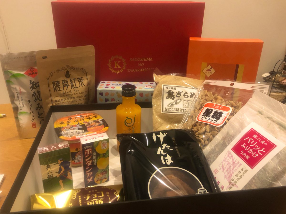 Alien330Little's tweet photo. すみません自慢します‼️‼️‼️
私の地元の鹿児島市最高です‼️‼️
県外で一人暮らししている大学生に向けて無料でこんなに特産品を送ってくれました😭😭😭😭
大変な状況ですが家でふるさとの味を楽しんで頑張ります、本当にありがとうございます‼️‼️‼️‼️
#鹿児島市 #かごしま https://t.co/G5UBlTj1t0
