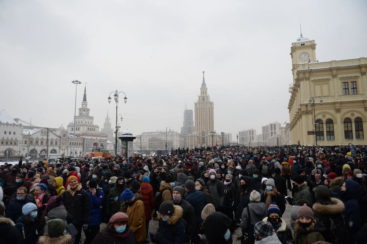 tvrain's tweet photo. Комсомольская площадь в Москве заполнена людьми. Протестующим все еще не дают пройти к проспекту Сахарова

Фото: Денис Каминев / Дождь https://t.co/ajqcaq9HCS