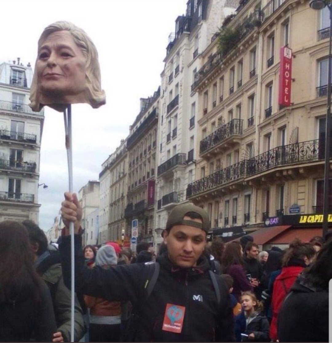  #Bouhafs qui, en bon "journaliste", met une tête au bout d'un piquet