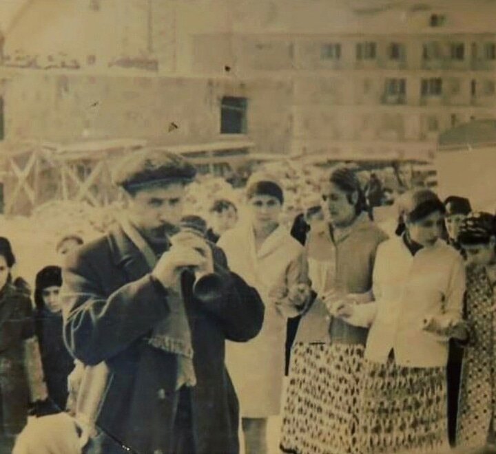 solkurdewari's tweet photo. Kavalın  Miri #EgîdêCimo iki yıl  önce  bugün  hayata gözlerini  yumdu #Sovyet Kürt müzik  ekolünün  en önemli  mimarlarında olan Cimo #ErivanRadyosu'nun 35 yıllık  yayın  hayatının  tamamında kavalı  ile #Erivan  ezgilerine  soluk  olmuştur
Anısına  Saygıyla
#MirêBilurê 
#SSCB https://t.co/dA0aPiK0z8