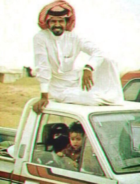 AbdullahThabit's tweet photo. بحسب أشرطة الهايلوكس (١٩٧٧م) :
ستكون الطفلة الآن في عمر ٤٦ تقريباً، والوالدان في السبعين.
وعساهم ما زالوا في سعادة الصورة. https://t.co/bxq8QAxv25