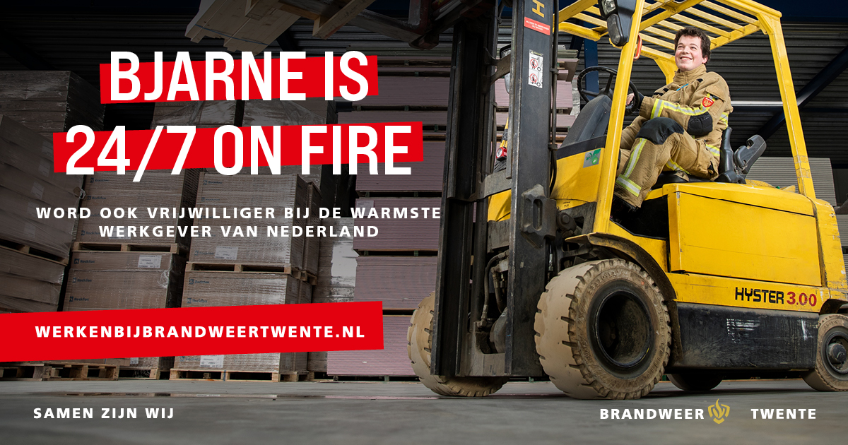 BrandweerTwente's tweet photo. Wij zoeken enthousiaste en gedreven vrijwilligers voor 18 kazernes in #Twente. Ben jij 𝗢𝗡 𝗙𝗜𝗥𝗘? 🔥 Op maandag 1 februari nemen we je online mee in de wereld van de #brandweer! Kijk vanaf 19.00 uur mee met de #livestream op de Facebook-pagina van Brandweer Twente. #vacatures https://t.co/QzOboKtVEO