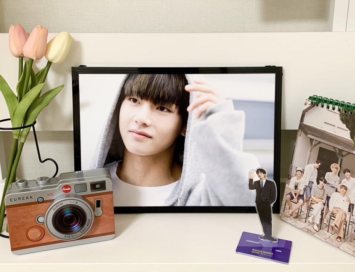 bts_rainbow_tae's tweet photo. @becauseofV95 님
@VINTAGEVOGUEJP様
ご報告遅くなりました🙇‍♂️
いつか額縁を買いたいと探していた時に、展示会でBOV님の撮るテテに一目惚れしてました。見れば見るほどどれも素敵で、最初の額縁をBOV님の写真にしようと決めました😊
どのテテもテテらしさが溢れていました✨
大切にします😌💓 https://t.co/8RHlkCIIuP