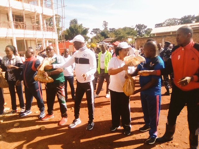 BurundiNet1's tweet photo. "Ns sommes à 1 étape tr avancée d la transition ( ) 1 passé difficile et 1 avenir d'une ô image, celle du #développement_socio_économique et pr tous, celle q les #Burundi-ais sont aujourd'hui déterminés à forger, après les questions #Sécurité et #StabilitéPolitique",/@JosephManit https://t.co/eTOQmPG4NB