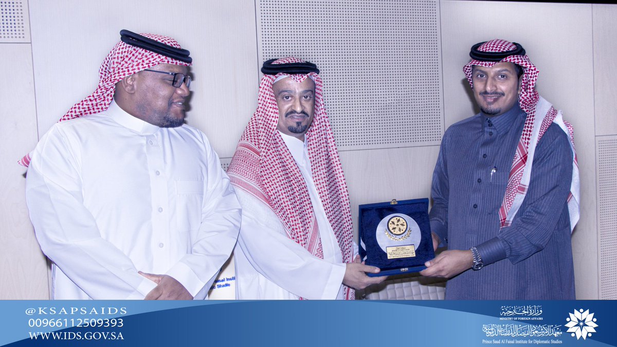KSAPSAIDS's tweet photo. ضمن أنشطة المعهد العامة نظمت إدارة البرامج التأهيلية محاضرة بعنوان المراسم والبروتوكول في العمل الدبلوماسي، ألقاها الأستاذ عبدالعزيز العثمان بحضور الدارسين في برنامجي الدبلوم والملاحق. https://t.co/CaVNxozbe0