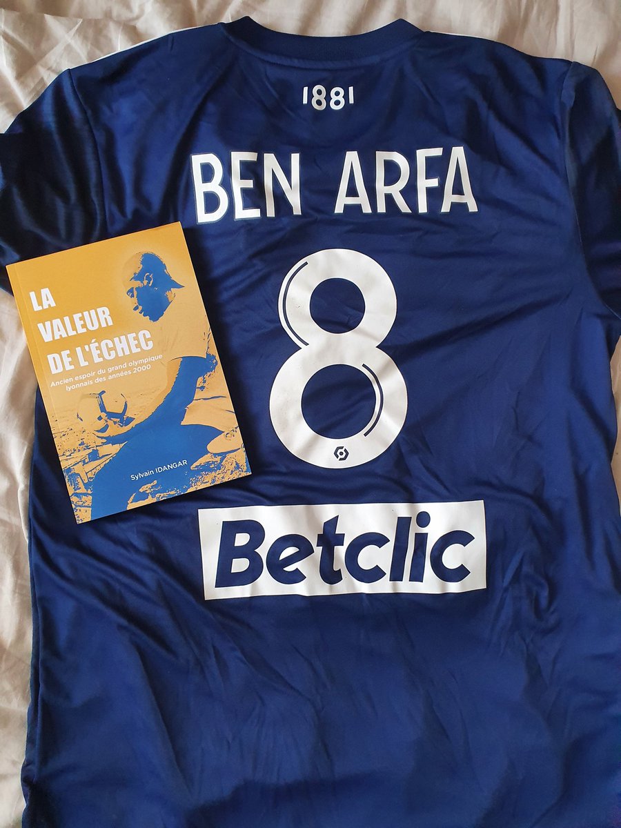 Merci pour le cadeaux (maillotOL-FCGB) j'espère que le miens te plaira et que les anecdotes du livre te replongeront dans nos merveilleuses années lyonnaises.
J'ai un rêve en tant que supporter lyonnais: celui de revoir le duo magique Ben Arfa-Benzema refaire vibrer nos couleurs