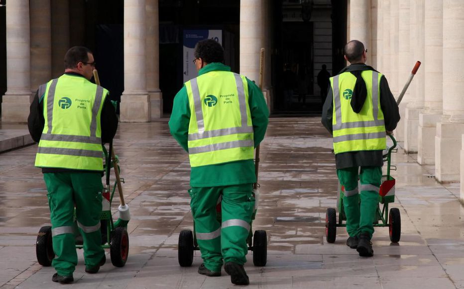 Which then allows the hard working men and women in green of Propreté de Paris to sweep the gutters clean.