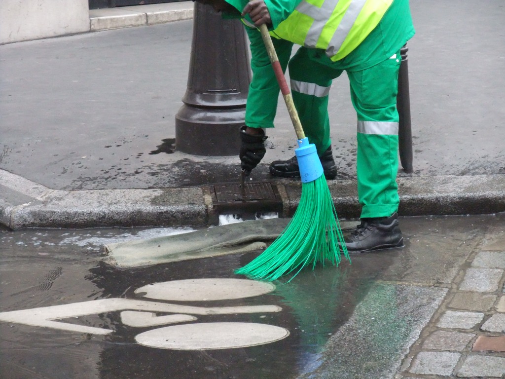 Which then allows the hard working men and women in green of Propreté de Paris to sweep the gutters clean.