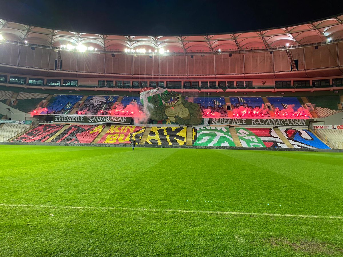 OnurZerey's tweet photo. Koreografide çıtayı Bursaspor tribünleri belirler.Herkesin emeğine sağlık. @unitimsah @maratonplatform https://t.co/9bMEFAwN5w