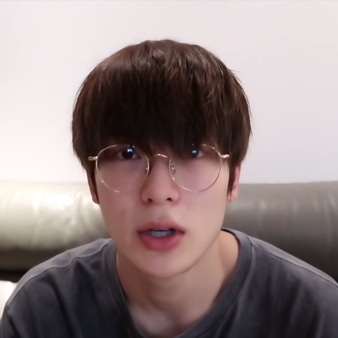 หน้าสดใส่แว่น ฮืออออ