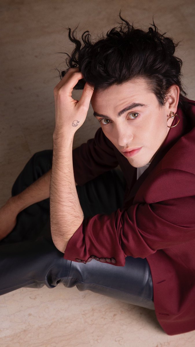 michele_bravi's tweet photo. Oggi è uscito un confronto tanto intimo e vulnerabile insieme a @stanzaselvaggia su @fattoquotidiano.
Trovare un giornalismo umano e rispettoso è un grande privilegio.
Grazie Selvaggia per le tue parole. https://t.co/HO6oQHjWjZ