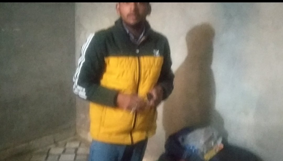 vijaymoga's tweet photo. @Flipkart Installation Boy - bger mask ke bger glovs ke aaya. mene usse 2 bje ke byad bola, kyo ki main ghre par nai tha, without my permission installation start kr di, ladies bhar khade rhe.. jab mene is ka issu rise kiya to bo bger installation ke chla gya.i have video &amp; call https://t.co/lxiiYn3LJP