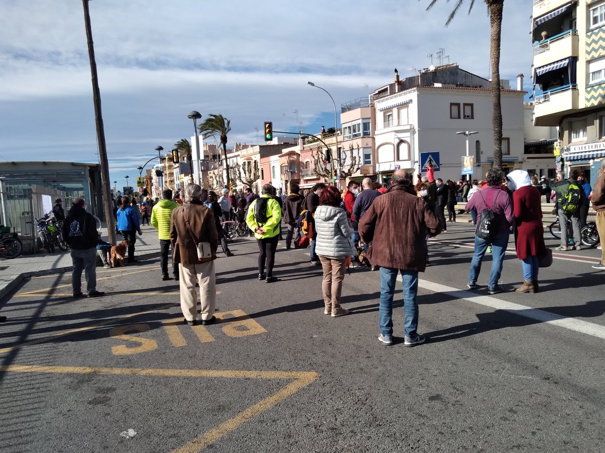 Tall de la carretera N-II a l'altura de l'estació de #Premiademar per demanar un passeig pels vianants des de #Badalona a #Mataro
Acte convocat per #RecuperemelBaixMaresme