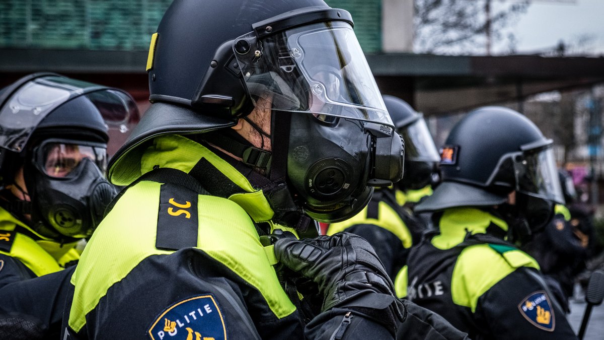 Politie massaal in Apeldoorn vanwege mogelijke rellen, noodbevel afgekondigd..