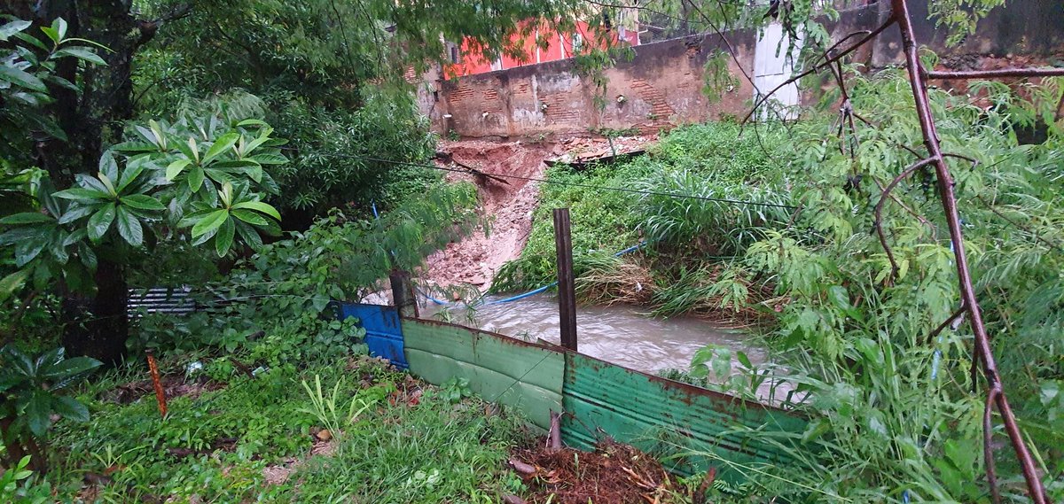 BarrioManora's tweet photo. Es lamentable como a un par de cuadras del BCP a este arroyito no le puedan poner un muro. NUNCA SE HIZO NADA EN ESTE LUGAR. Esperamos poder tener un a solución a esto. Gracias 🙏 @oscarodriguezpy @AsuncionMuni @oscar_marandu https://t.co/8mWvA53RTG